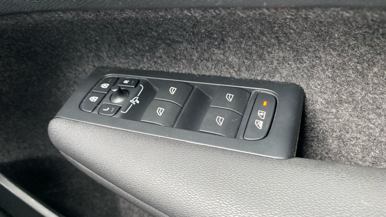 Volvo XC40 2.0 B3P Ultimate Dark 5dr Auto Petrol Estate